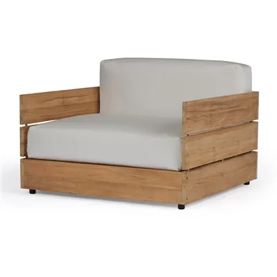 چهارپایه چوبی در فضای باز با پشتی