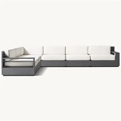 نیمکت سکشنی کوچک در فضای باز