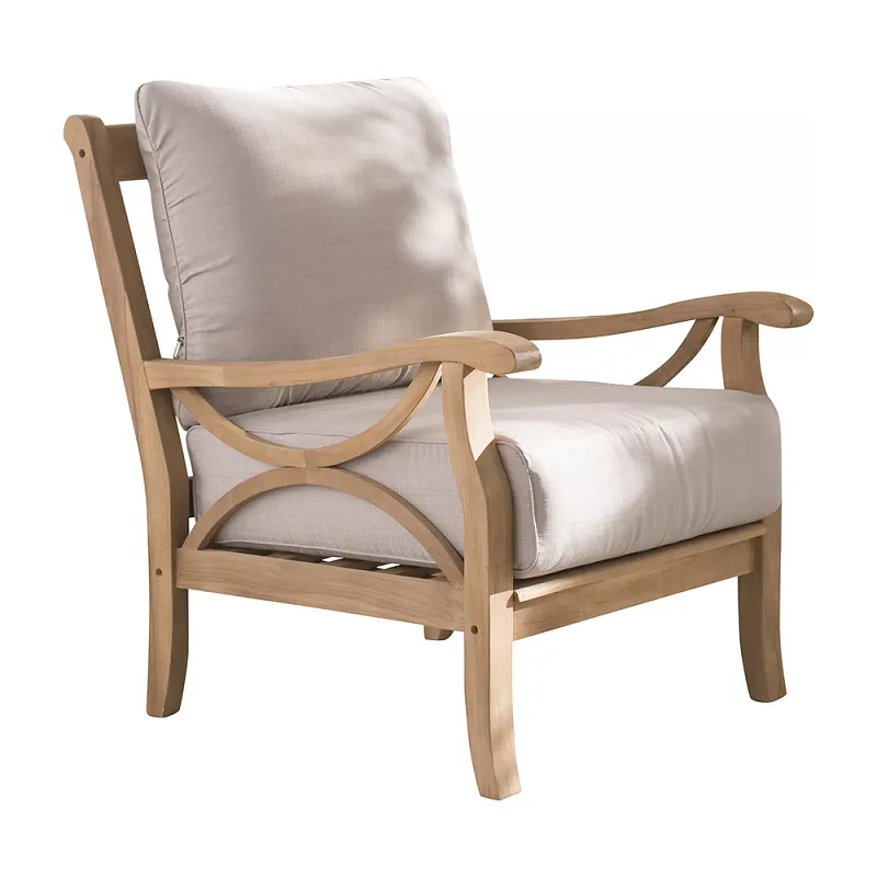 صندلی های چوبی و بوم در فضای باز